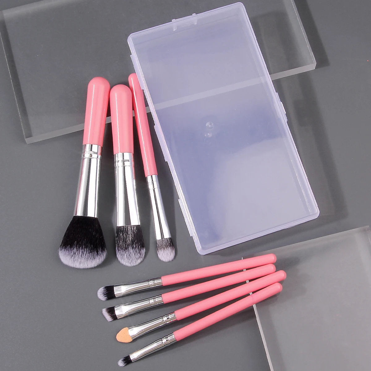Das Make-up-Pinsel-Set wird mit einer transparenten Aufbewahrungsbox, einem professionellen Rougepinsel, einem losen Puderpinsel und einem Lidschattenpinsel geliefert Image