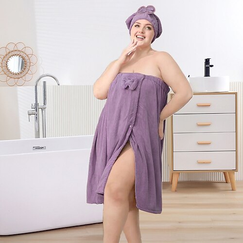 Set aus geblümtem, trägerlosem Kleid und Badehaube für Damen, weichem und saugfähigem Badetuch, Sommerbademantel und Haartrockenhaube – gemütliche Basics für zu Hause zum Abtrocknen und Entspannen. Image