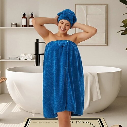 Set aus geblümtem, trägerlosem Kleid und Badehaube für Damen, weichem und saugfähigem Badetuch, Sommerbademantel und Haartrockenhaube – gemütliche Basics für zu Hause zum Abtrocknen und Entspannen. Image