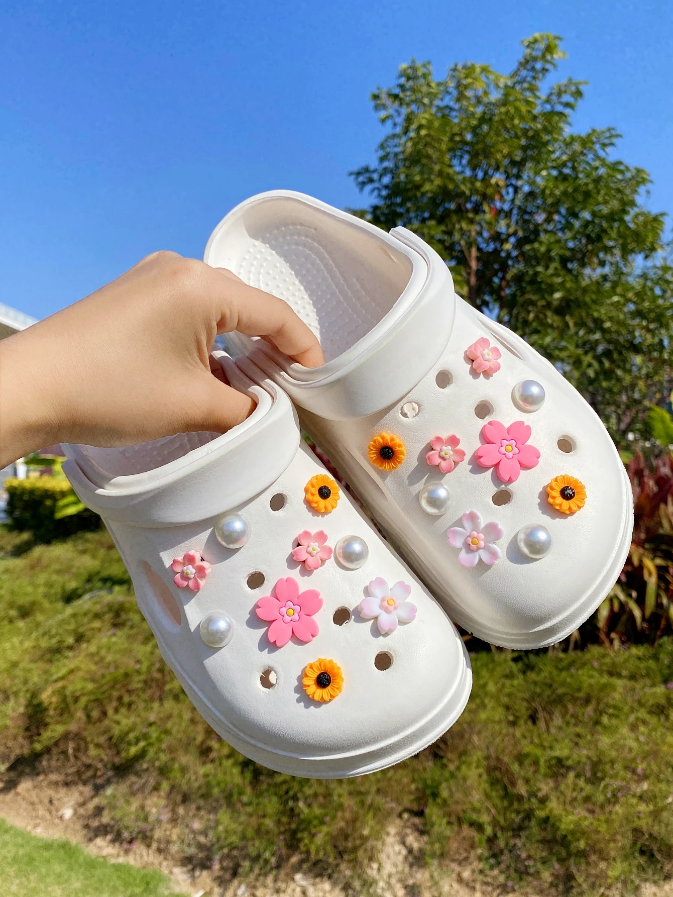 18 DIY-Schuhschnallendekorationen wie rosa Kirschblüten, Sonnenblumen und halbrunde beige Perlen, einem multifunktionalen Schuh