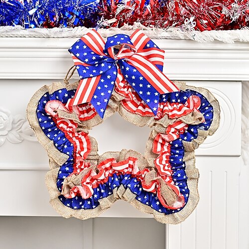 Amerikanischer Unabhängigkeitstag 250: Haustürdekorationen, rote, blaue und weiße Kränze, festliche Partys, Kränze zum Unabhängigkeitstag Image