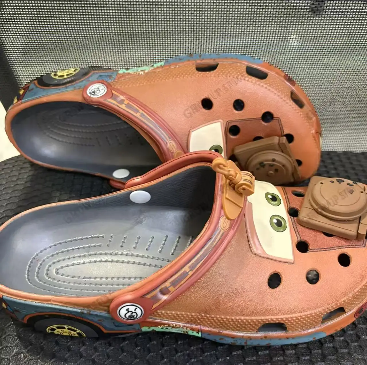 Erwachsene Cartoon Mater Hausschuhe Autos Schuhe Outdoor Sandalen Niedliche Figur Anime Anhänger Charakter Höhle Schuhe Sandalen Eva Schuhe Geschenk