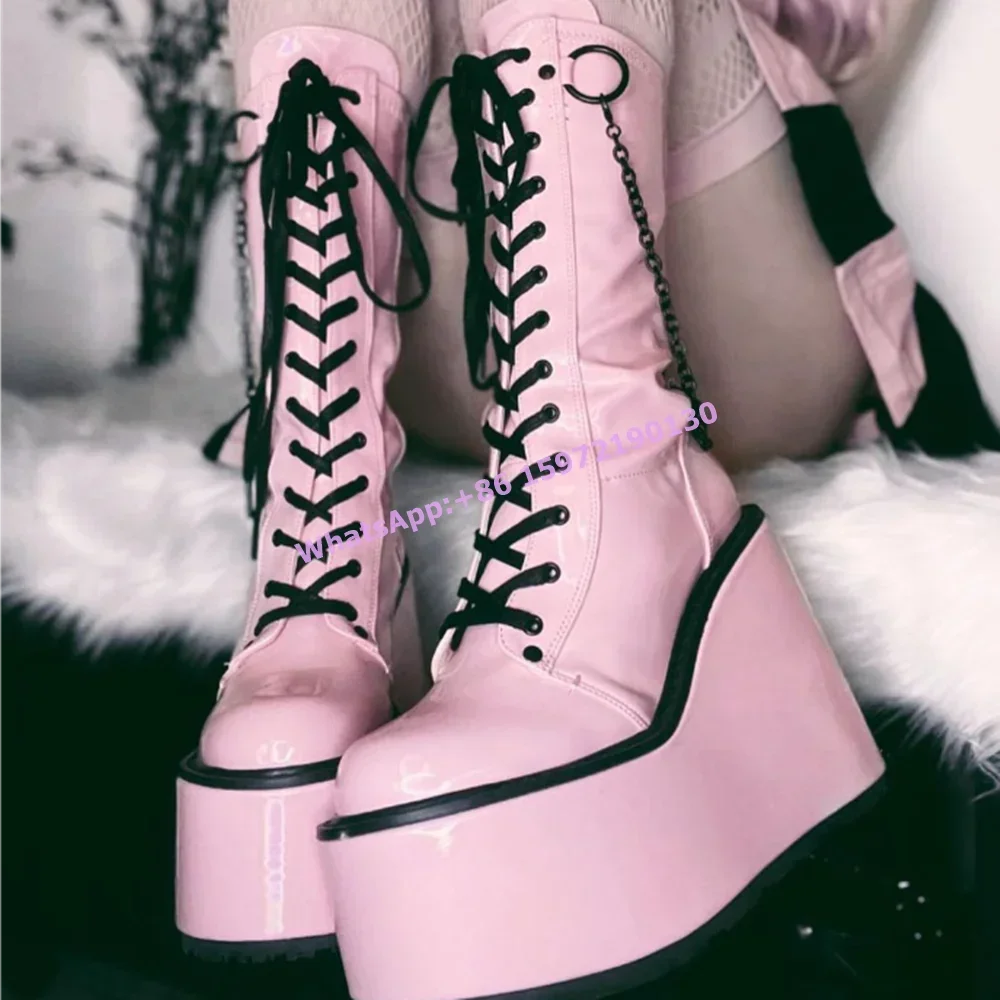 Gothic-Stiefel mit Metallkette, Plateau-Keile, runde Zehenpartie, überkreuzter seitlicher Reißverschluss, mittelhohe Schuhe, rosa, schwarz, Nähen, Hotties, Gothic-Stiefel