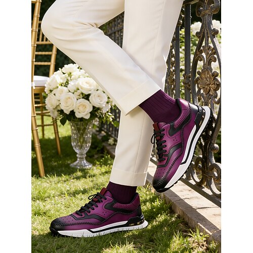 Sportliche Herren-Sneaker in Lila und Weiß – lebendiges Design mit gepolsterter Sohle, perfekt für Hochzeitsgäste, legere Hochzeiten und Hochzeiten im Freien. Image