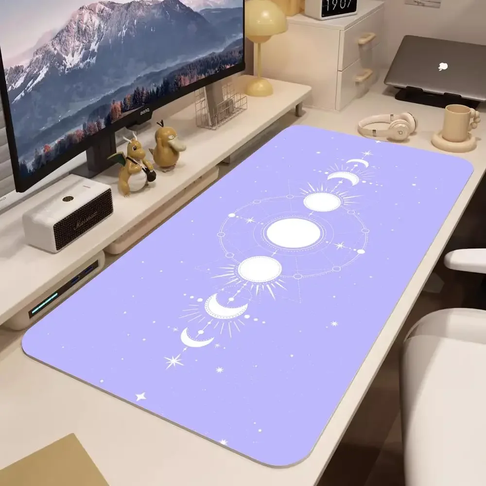 Himmlische Schreibtischunterlage, lila Mauspad, niedliche Pastell-Mondphasen, Tierkreiszeichen, Sterne, weiße Hexe, Mauspad, XXL, groß, breit, Gaming-Schreibtischmatten Image