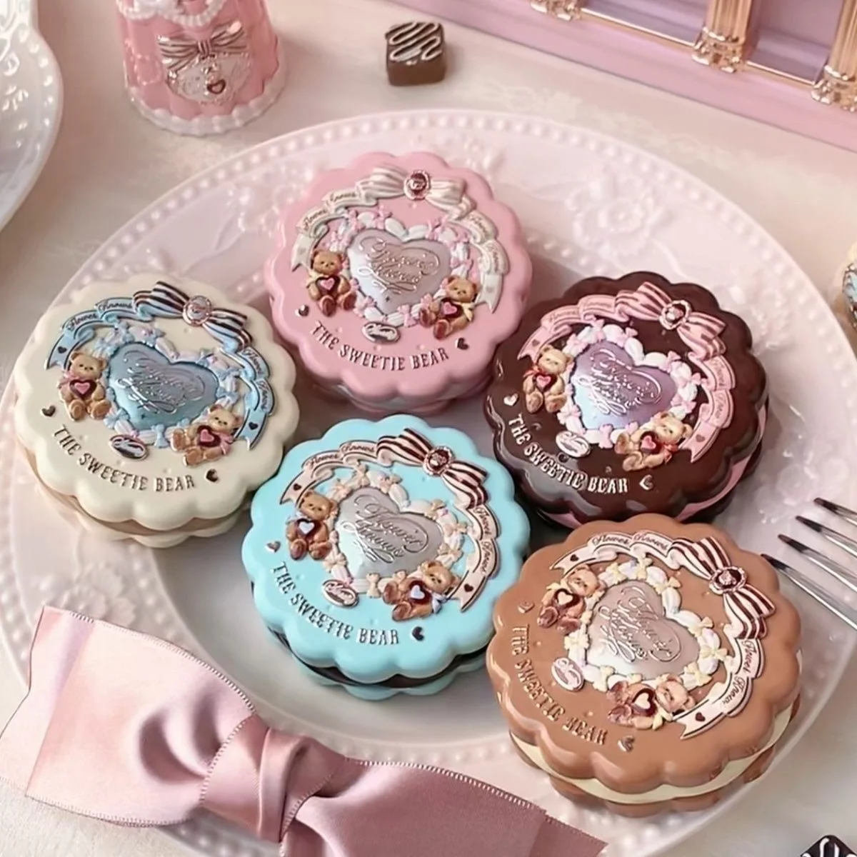 FLOWER KNOWS THE SWEETIE BEAR COLLECTION Seidensatin-Rouge-Puder für Wangen, Konturierung, Gesicht, Bunny Garden Rouge, natürliches, mattes Finish
