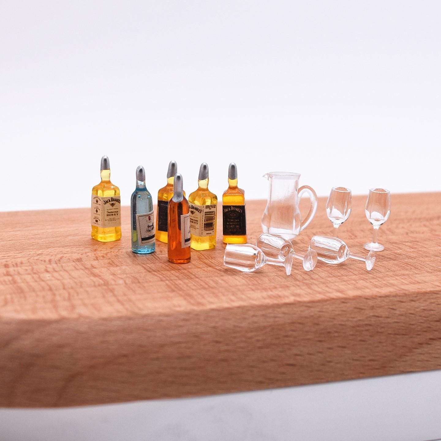 Set di vino in miniatura per casa delle bambole 12 pezzi / Micro miniature in materiale PLA / 6 bottiglie di vino + 1 decanter + 5 bicchieri da vino
