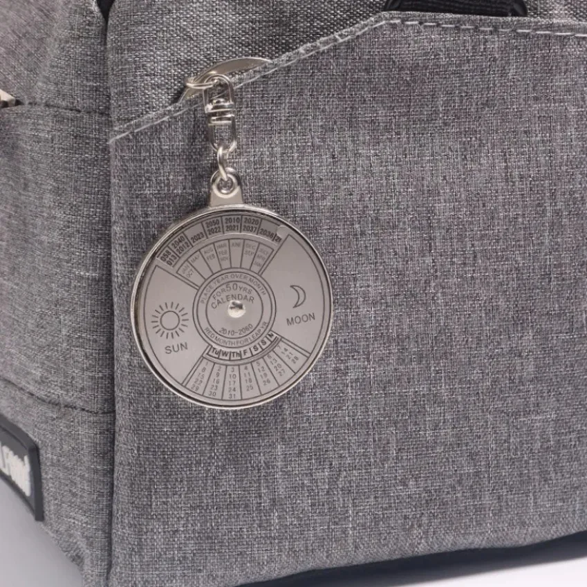 Metall-Schlüsselanhänger mit ewigem Kalender, 50 Jahre, ewiger Kalender, multifunktionaler Schlüsselanhänger, Silberlegierung, Schlüsselanhänger, Autoschlüssel-Dekoration Image