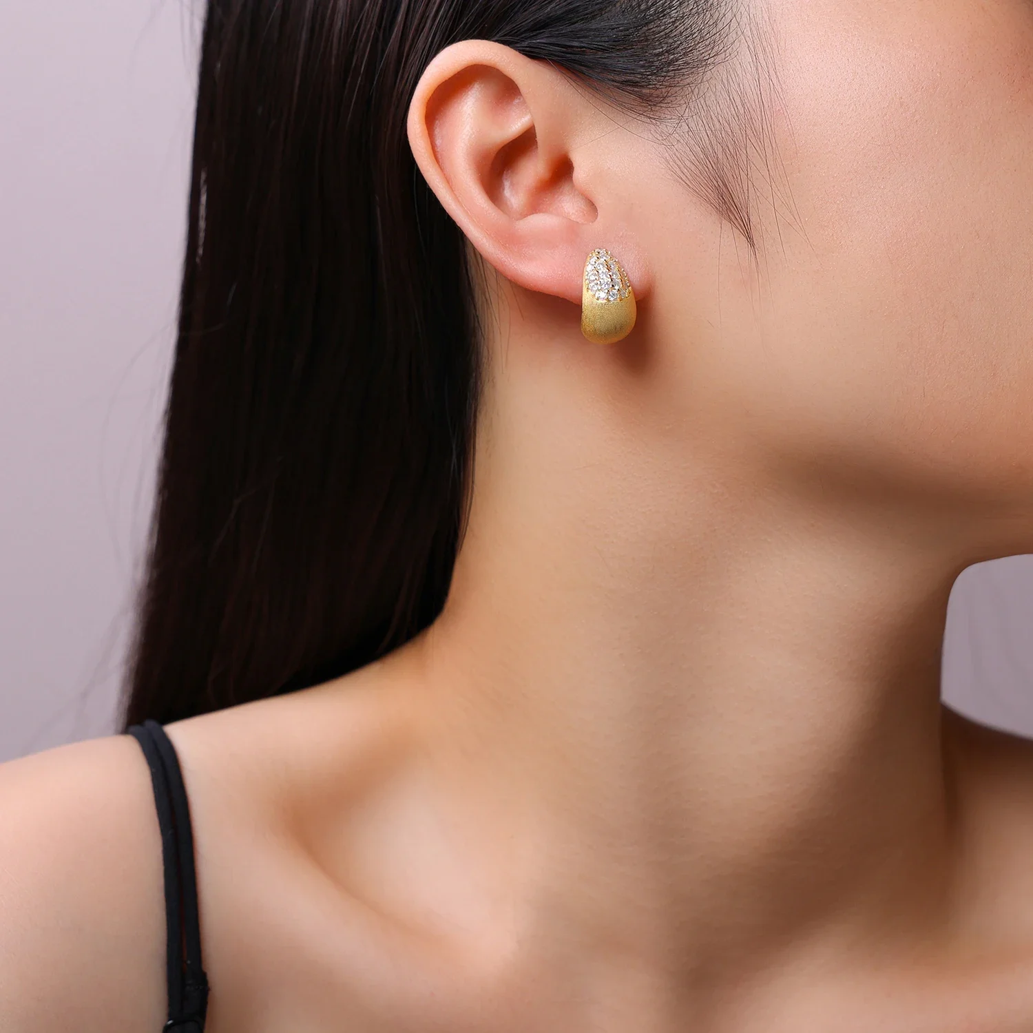 JIUZUAN 2 Stück Wassertropfen-Moissanit-Ohrringe, S925-Silber, 18 Karat vergoldet, für Damen, italienisches gebürstetes Handwerk, elegante tägliche Creolen