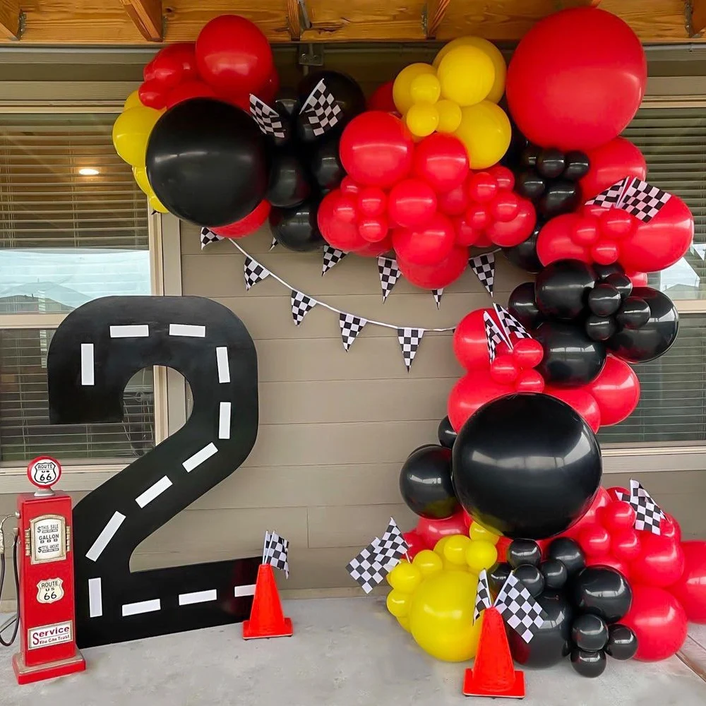 Rennwagen-Themen-Ballon-Girlanden-Bogen-Set, karierte Flagge, Banner, rot, schwarz, Latex-Luftballons für Geburtstagsfeier des Jungen, Babyparty-Dekoration Image