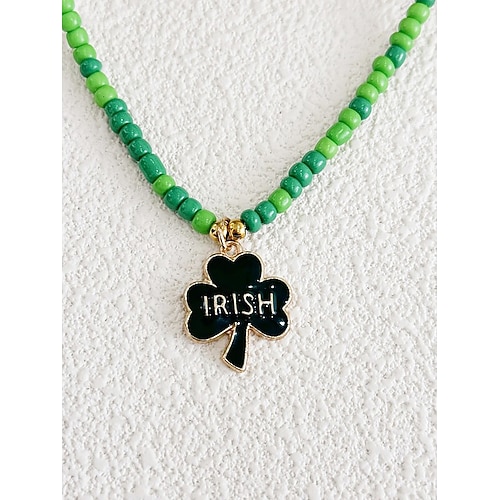 Damen-Halskette aus einer Legierung und Acryl mit Kleeblatt-Anhänger in verschiedenen Ausführungen, grünen Perlen, perfekt für den St. Patrick's Day und den Alltag. Image