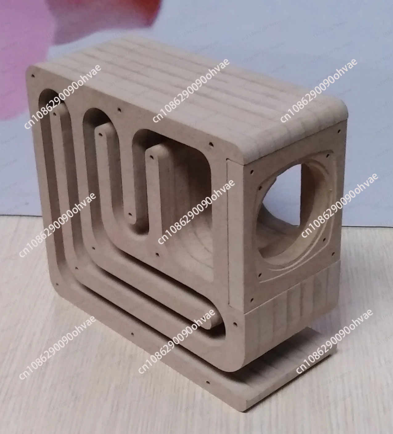 Die 2-Zoll-Labyrinth-Holzlautsprecher sind individuell angepasst, leere Box für den Computer-Desktop, Bücherregal und ein Paar Stereoanlagen sind selbstgemacht. Image