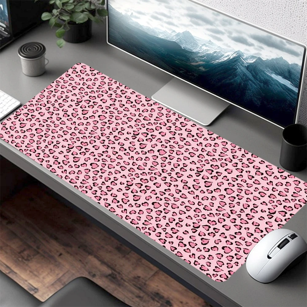 Rosa Mauspad mit Leopardenmuster, Kunstdesign, großes Schreibtischzubehör, Schreibtischunterlage, Gummiunterseite mit genähtem Rand, rutschfeste Schreibtischunterlage Image