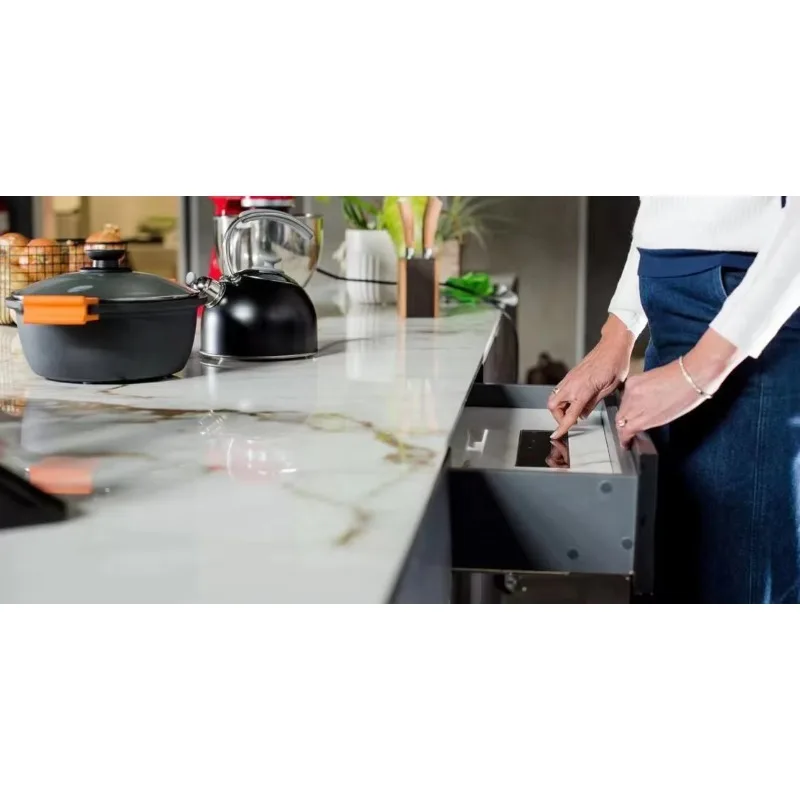 Verstecktes Induktionskochfeld, unsichtbarer integrierter Keramikherd, Kochfeld unter Granit-Herdplatte, Küchengerät in kommerzieller Qualität