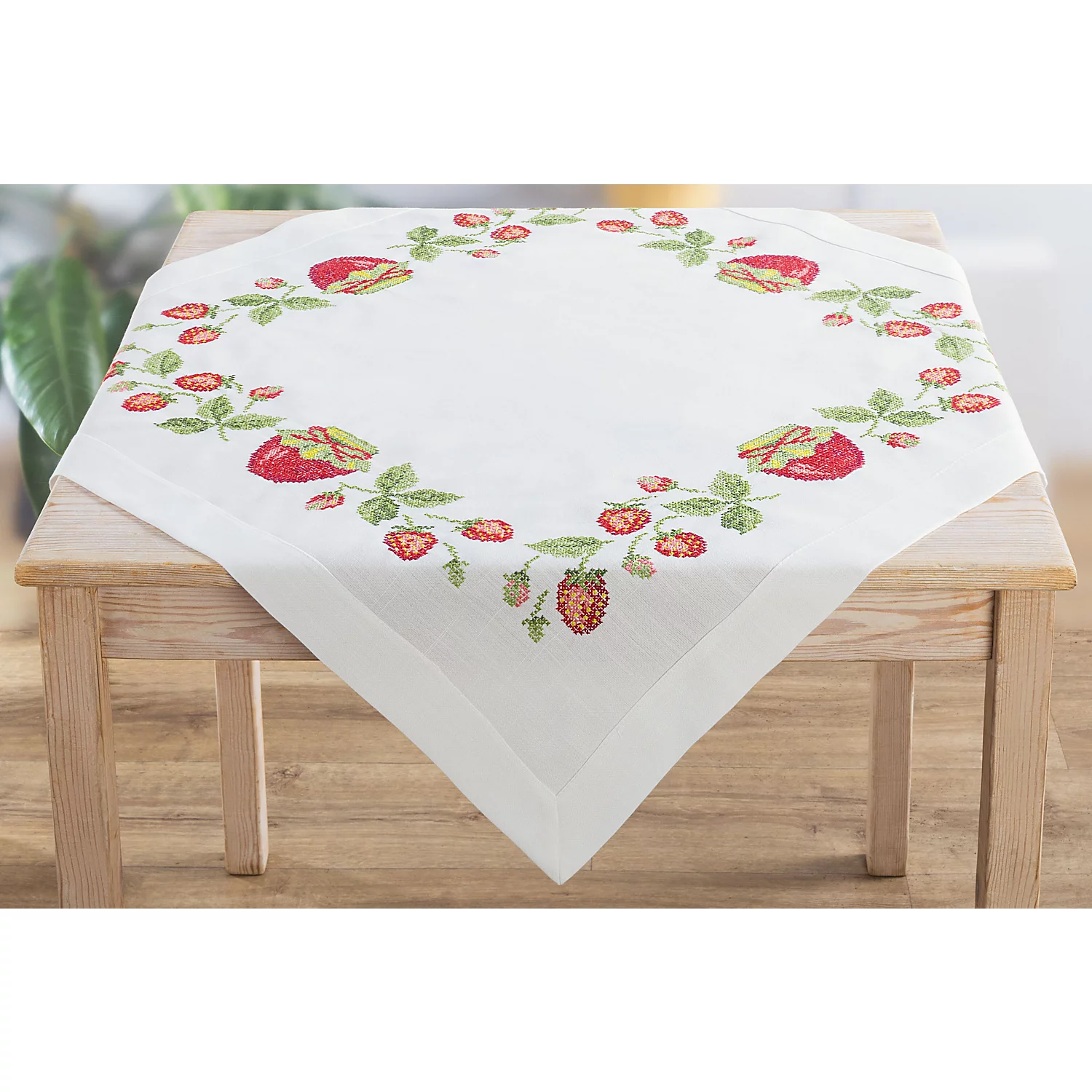 Stickmitteldecke Erdbeeren