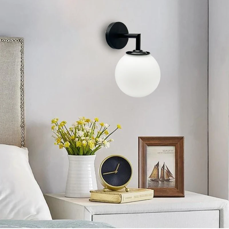 Schwarze Wandleuchte aus Schmiedeeisen, Einzelkopf, moderne Acrylkugel-Wandleuchte, geeignet für Esszimmer, Wohnzimmer, Nachttisch, Treppen
