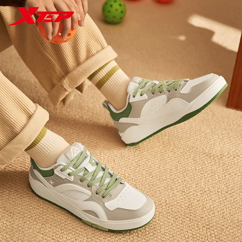 Xtep Low-Top-Skateboard-Schuhe für Damen, Winter-Wickelleder, höhenvergrößernde Freizeit-Sportschuhe 976418310010 Image