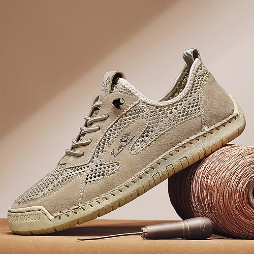 Beigefarbene Herren-Sneaker aus Kunstleder – trendige und bequeme Freizeitschuhe für Hochzeiten im Freien und Freizeitkleidung Image
