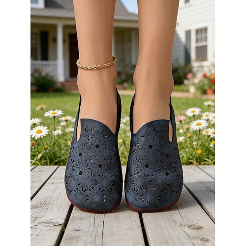 Weiße, perforierte Damen-Slipper in Weite H mit floralem Ausschnittmuster, atmungsaktiv und bequem – ideal für Freizeit, Reisen und den Alltag. Image