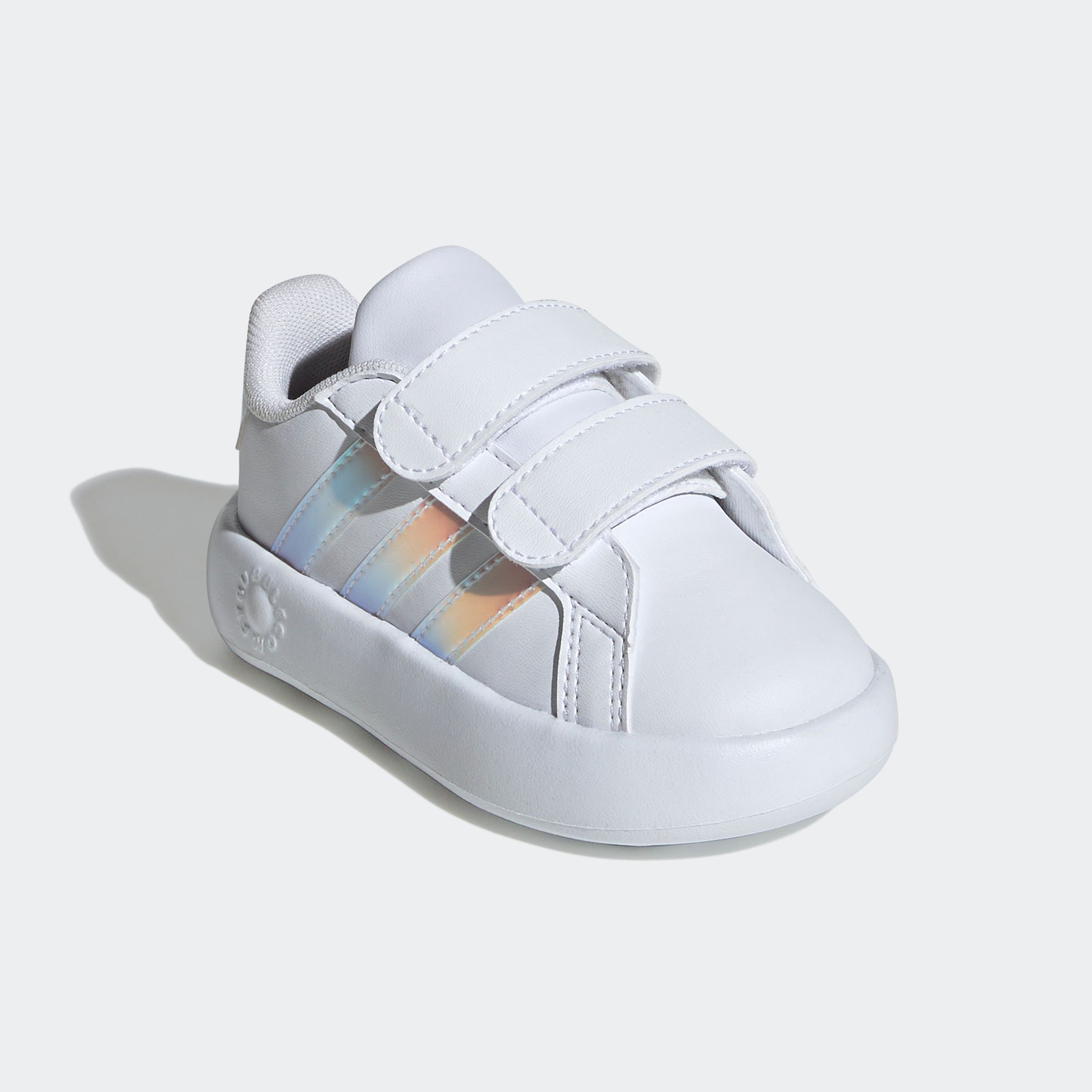 Klettschuh ADIDAS SPORTSWEAR "GRAND COURT 2.0 KIDS", Kinder, Gr. 26, weiß (cloud weiß, iridescent, grau two), Synthetik, Schuhe Klettschuh, Design auf den Spuren des adidas Superstar, für Kinder