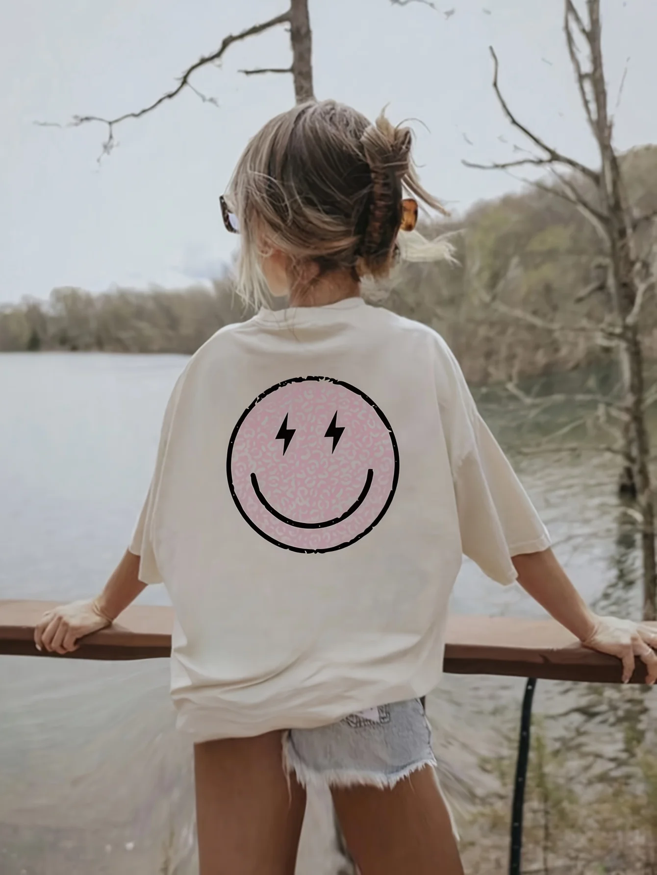 Locker sitzende Kurzarm-T-Shirts für Kinder ab 3 Jahren im Sommer, mit Blitz- und lächelndem Gesichtsmustern. Image