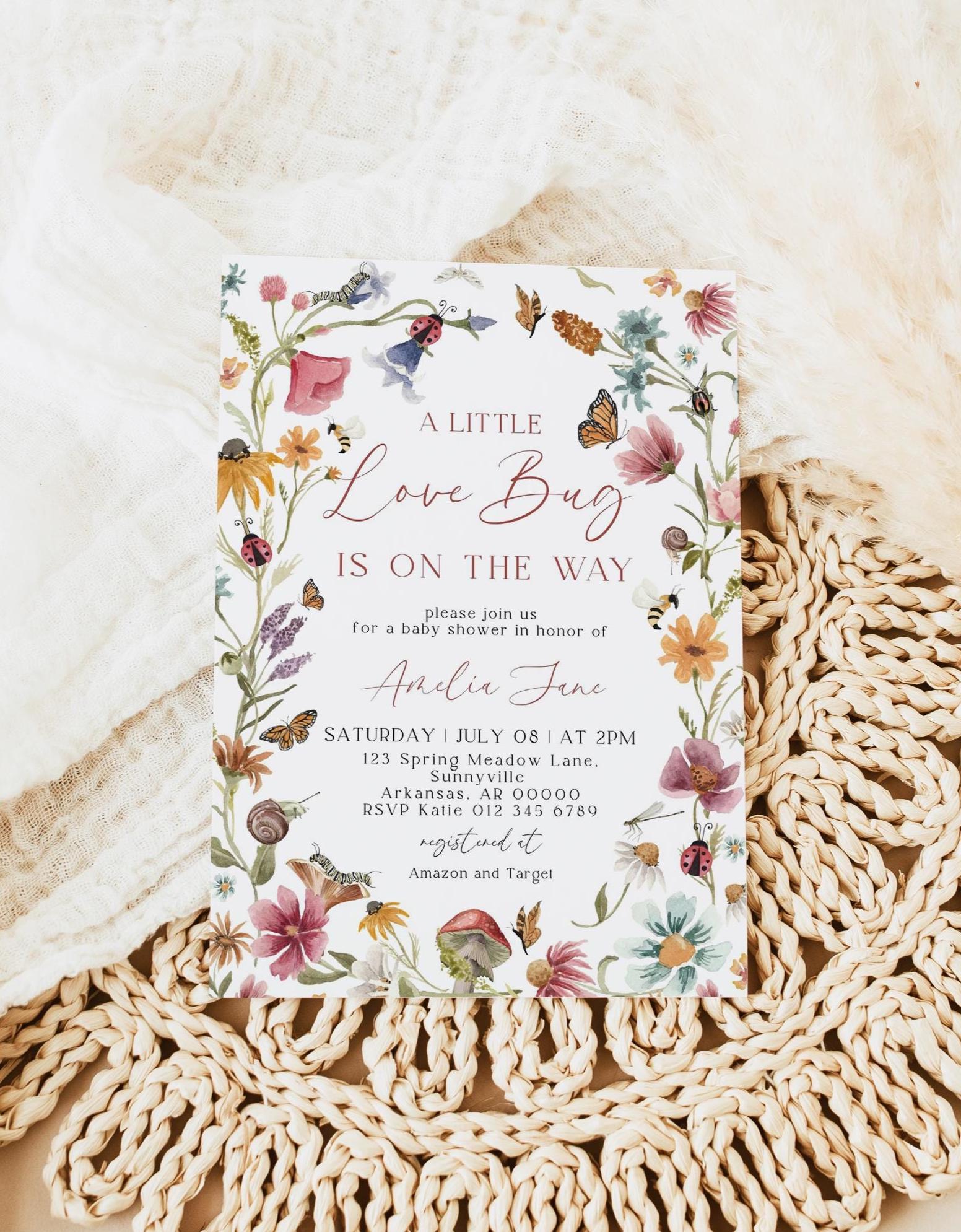 "Invito per baby shower \"A Little Love Bug\", invito per baby shower \"Love Bug\", 5x7\", tema floreale, modello Canva"
