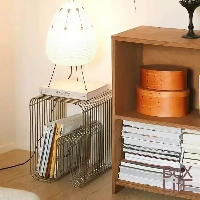 Moderner skandinavischer Couchtisch aus Metall, Wohnzimmermöbel, eleganter Beistelltisch, minimalistische Aufbewahrung für Zeitschriften und Bücher