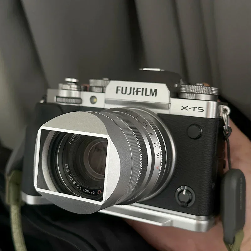 Quadratischer Gegenlichtblende aus Aluminium mit Kappe für Fujifilm XF 35 mm F2 R WR, XF 23 mm F2 R WR Image