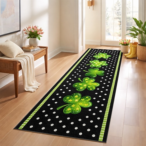 Läuferteppich zum St. Patrick's Day, schwarzer Hintergrund mit grünen Kleeblättern und Punkten, ideal als festliche Fußmatte für den Flur. Image