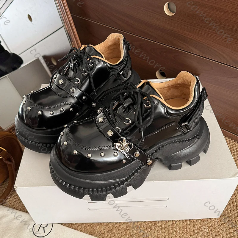 Comemore 2026 Neue Gothic Patent Leder Plattform Schuhe für Frauen Nieten Schnalle Höhe Erhöhen Punk Stil Turnschuhe Schuhe