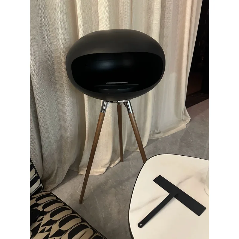 Kamin mit hohen Füßen, echter Kamin, Innendekoration für den Außenbereich, hochwertiger, atmosphärischer Alkoholkamin