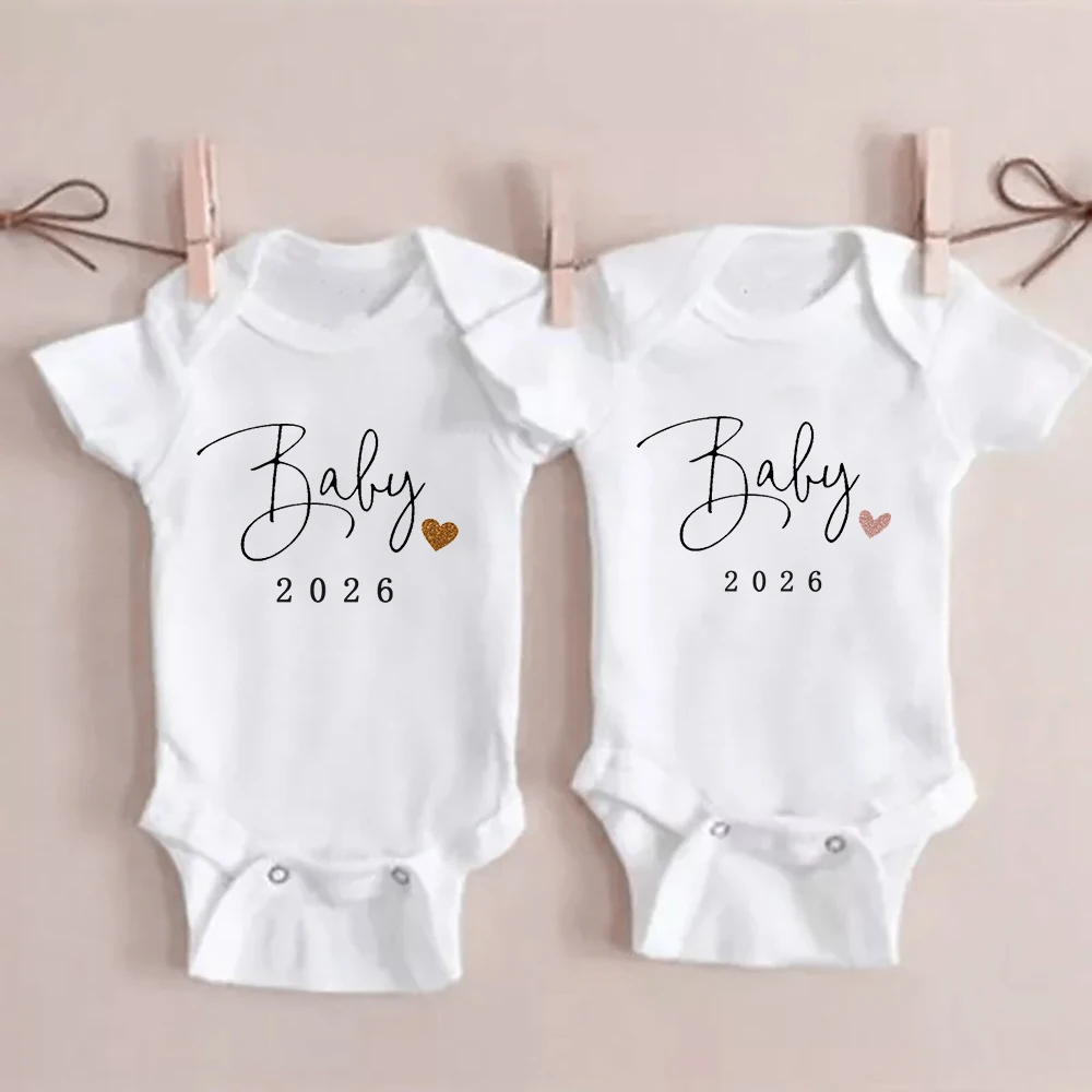 Baby 2026 Druck Babyspielanzug Schwangerschaft Ankündigung Neugeborenen Bodys Baumwolle Sommer Jungen Mädchen Strampler Overall Kleidung Outfit Image