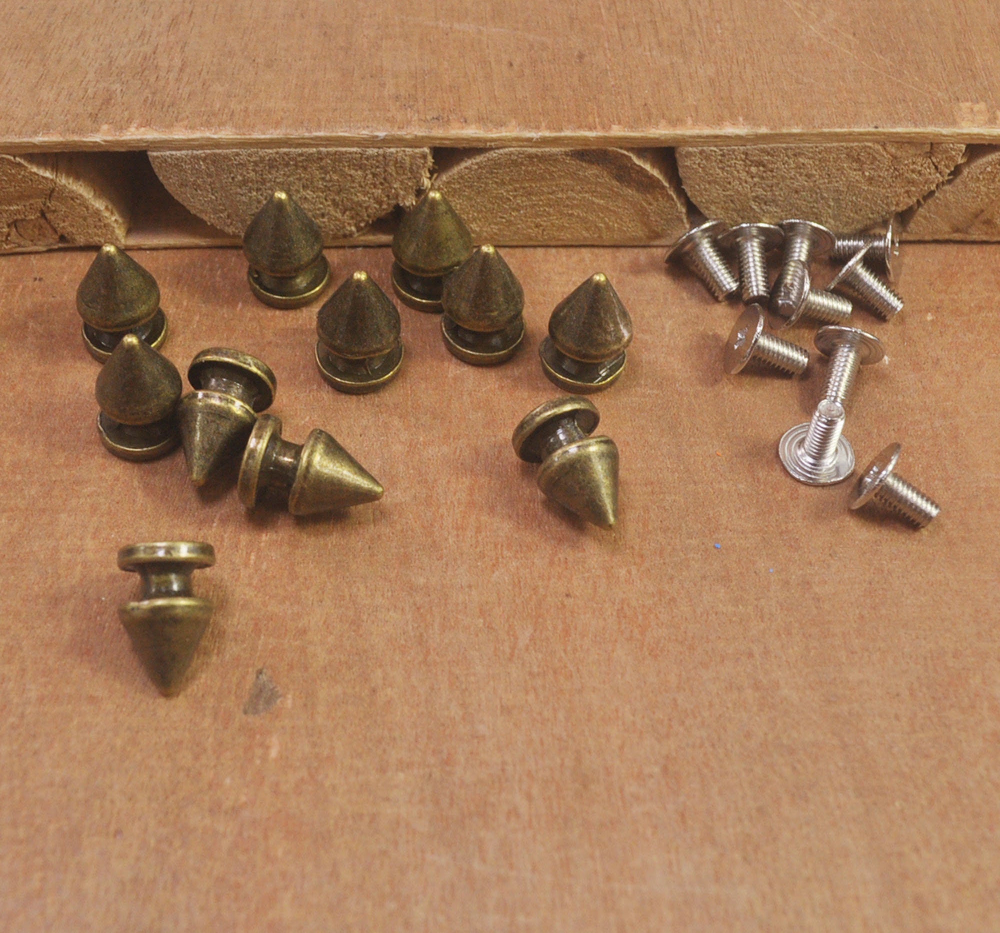 50 pezzi 8 x 12 mm punte e borchie in bronzo antico per abbigliamento in pelle, borchie a vite in metallo per artigianato in pelle, punte punk per abb