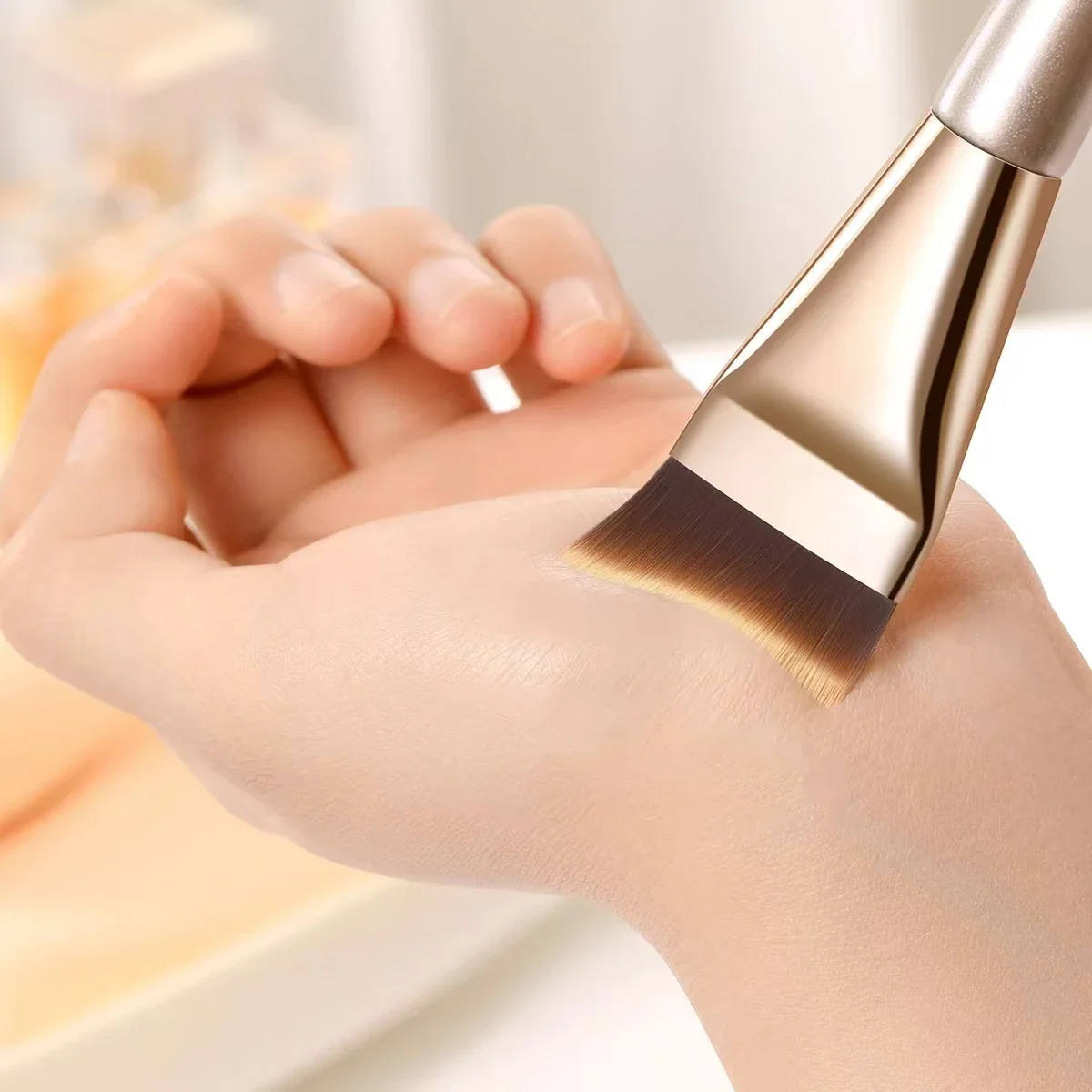 Arc-Fit Foundation-Pinsel - Ergonomische Form für Streifenfreies Verblenden, Vegane Micro-Flex-Borsten (Reise- & Salon-Gebrauch) Image