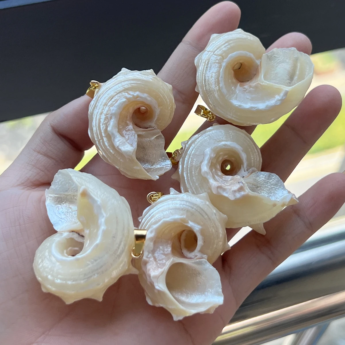 5 pz/set 25-40mm Conchiglia Bianca Naturale Conchiglia Forma Ciondolo Bohe Conchiglia Pendenti e Ciondoli per la Produzione di Gioielli FAI DA TE Collana Orecchini Accessori