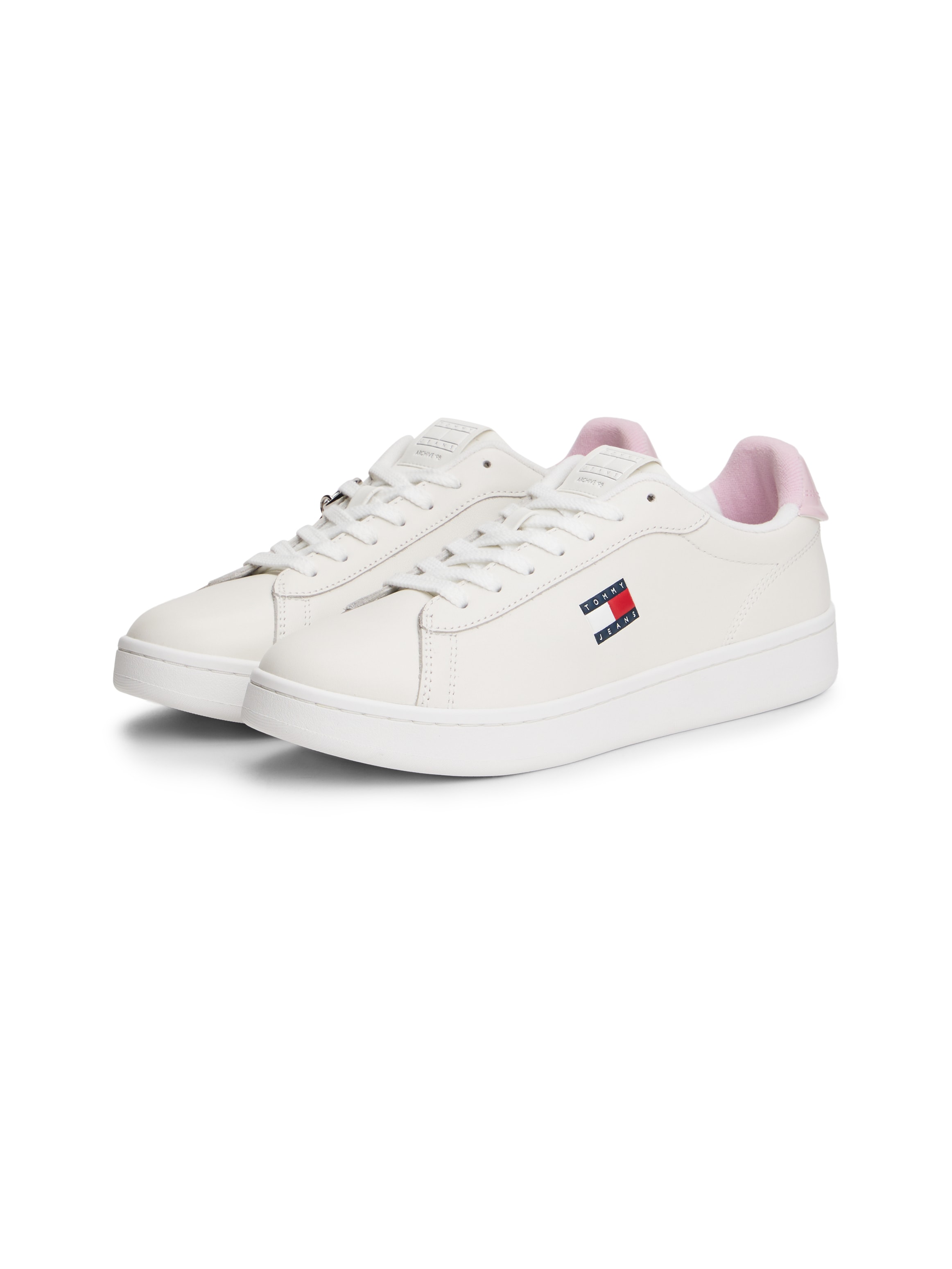 Plateausneaker TOMMY JEANS "ARCHIVE '98 VALENTINES", Damen, Gr. 35, weiß, rose, Leder, Lederimitat, kontrastfarbene Details, Schuhe Plateausneaker, Freizeitschuh, Halbschuh, Schnürschuh mit Herzchen-Anhänger