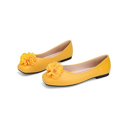 Senfgelbe, geblümte Damen-Ballerinas, elegante und bequeme Hochzeitsschuhe für die Mutter der Braut bei einer Gartenhochzeit im Freien Image