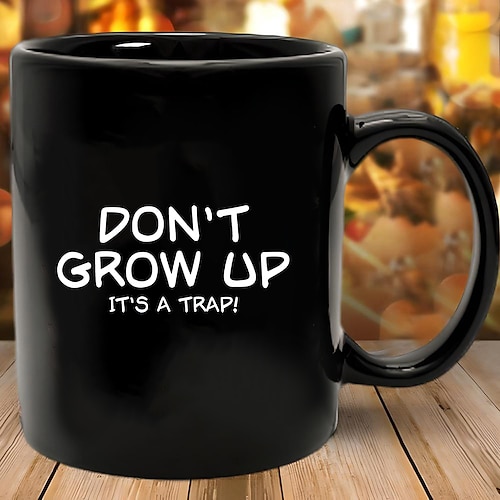 Witzige Geschenktasse „Werde nicht erwachsen, es ist eine Falle!" Schwarze Keramik-Kaffeetasse, perfektes Geschenk für Erwachsene, die ihr inneres Kind bewahren, ideal für Geburtstage oder besondere Image