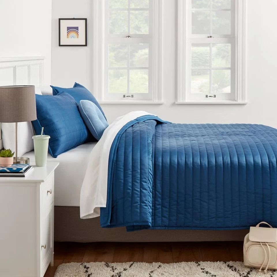 Room Essentials Twin Satin Quilt, Dark Blue Sateen, Midweight Coverlet, Machine Washable, Soft Polyester Fill Room Essentials Twin Satin Quilt, Dark Blue Sateen, Midweight Coverlet, Machine Washable, Soft Polyester Fill