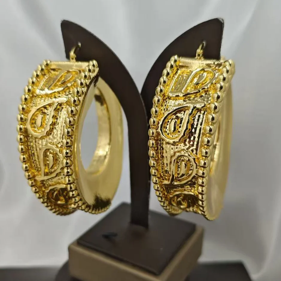 Goldfarbene große Creolen für Frauen, kompliziertes Muster, strukturierter Perlenbesatz, Statement-Schmuck, elegantes Party- und Alltagsaccessoire Image