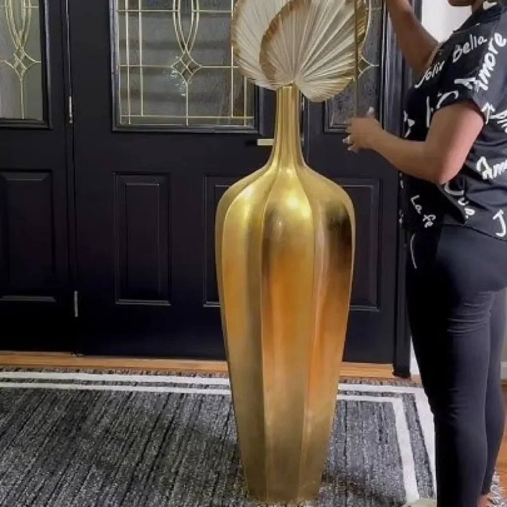 Elegante goldene Luxus-Ehrenvase aus Fiberglas für das Hochzeitszentrum, riesiger Blumentopf für den Innenbereich Image