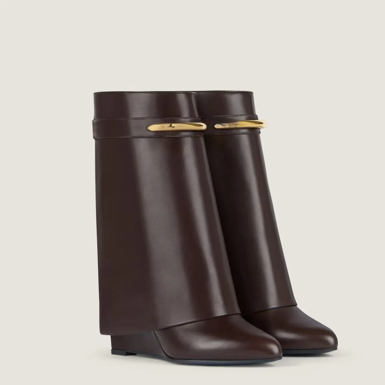 2026 Neuankömmling Damen-Stiefel in Schwarz/Braun mit mittlerer Wade, Goldbarren-Schnalle, Dekor, Keilabsatz, spitzer Zehenbereich, elegantes, breites kniehohes Stiefel