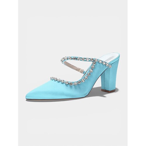 Elegante elfenbeinfarbene Pumps mit Blockabsatz und Strassriemen, perfekt als Mutter der Braut für Gartenhochzeiten im Freien. Image