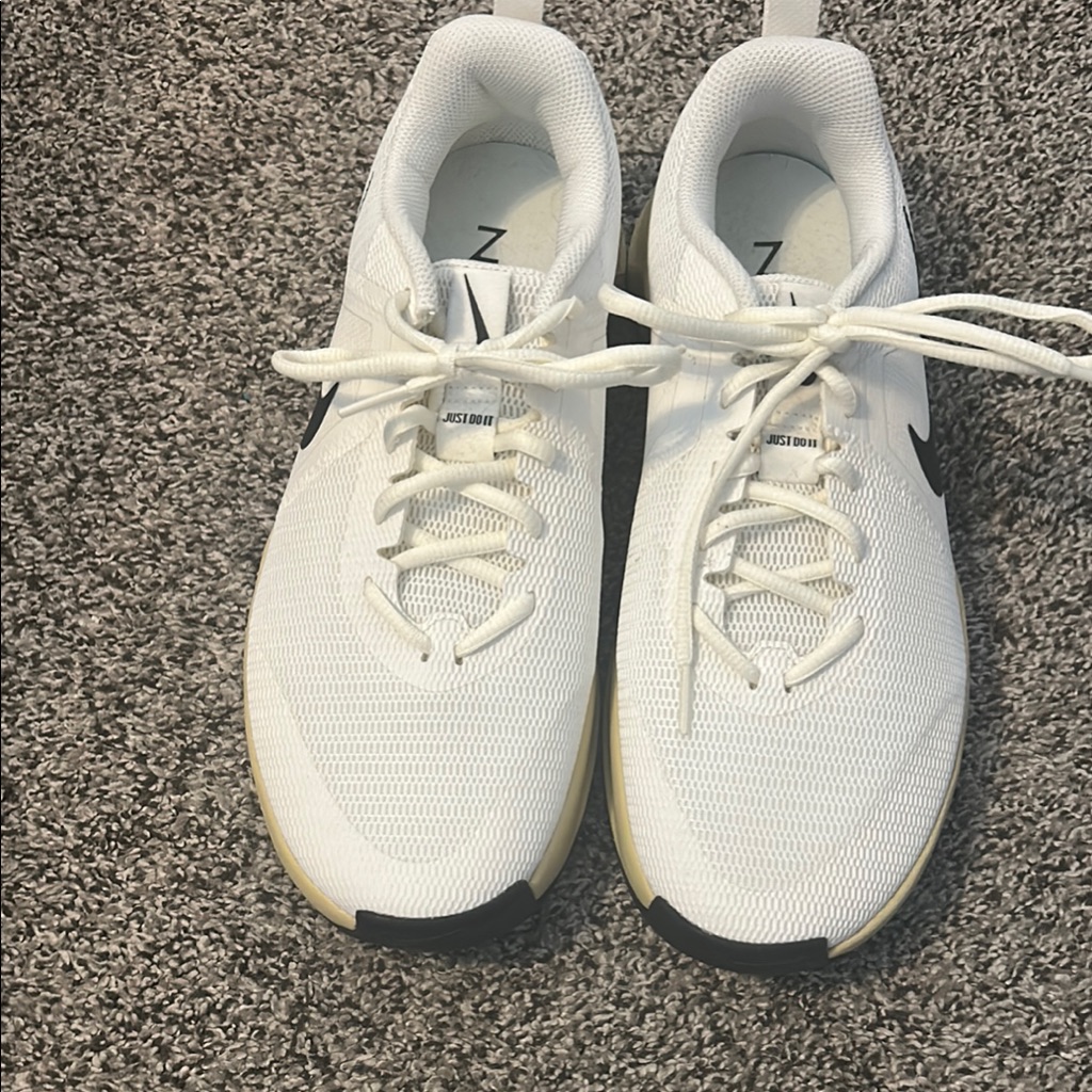 Nike Shoes | Men’s Nike White Athletic Shoes | Color: Black/White | Size: 9.5