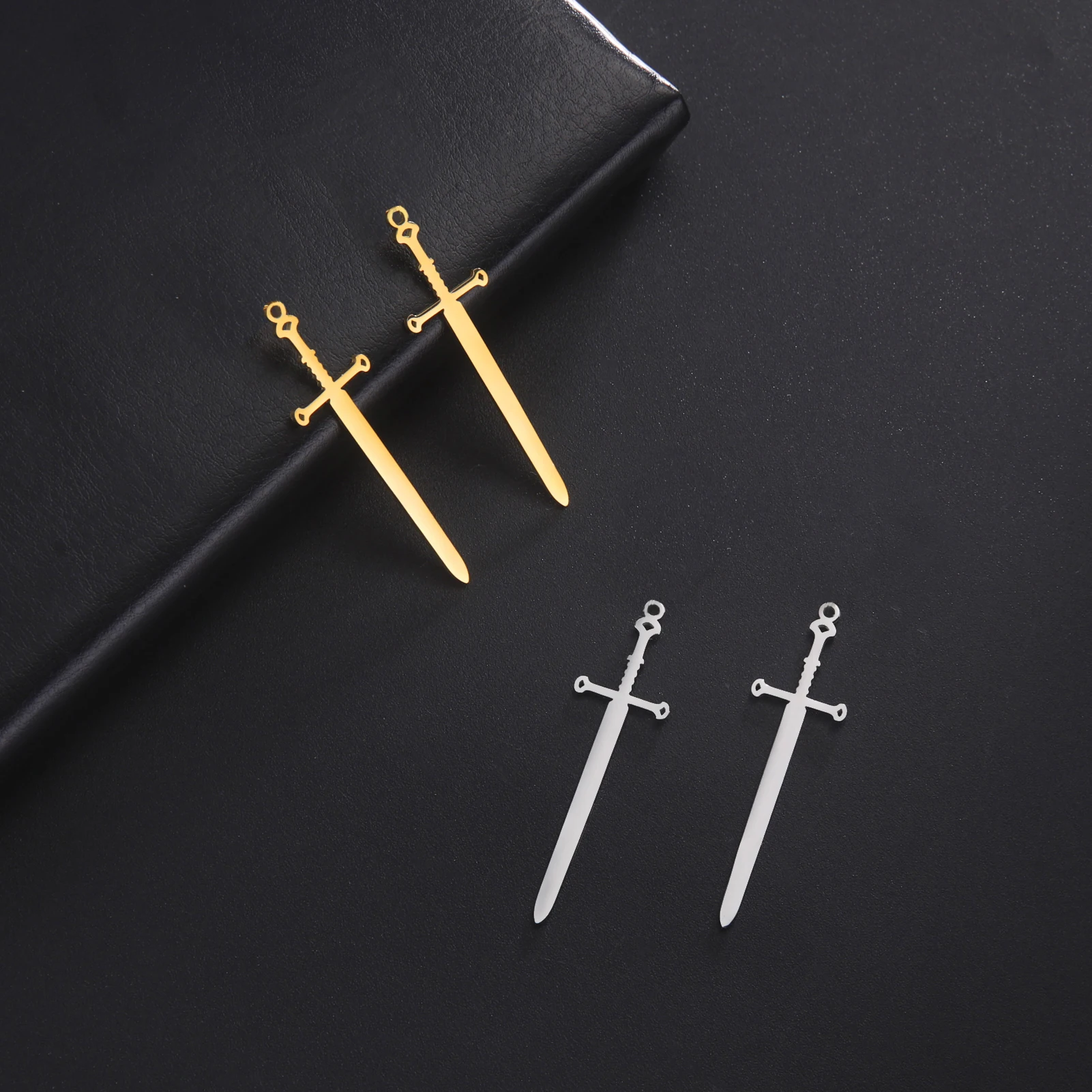 EUEAVAN 1 Stück Ritterschwert Edelstahl Anhänger für Halskette Charms Schmuckherstellung Zubehör DIY handgemachtes Handwerk Image
