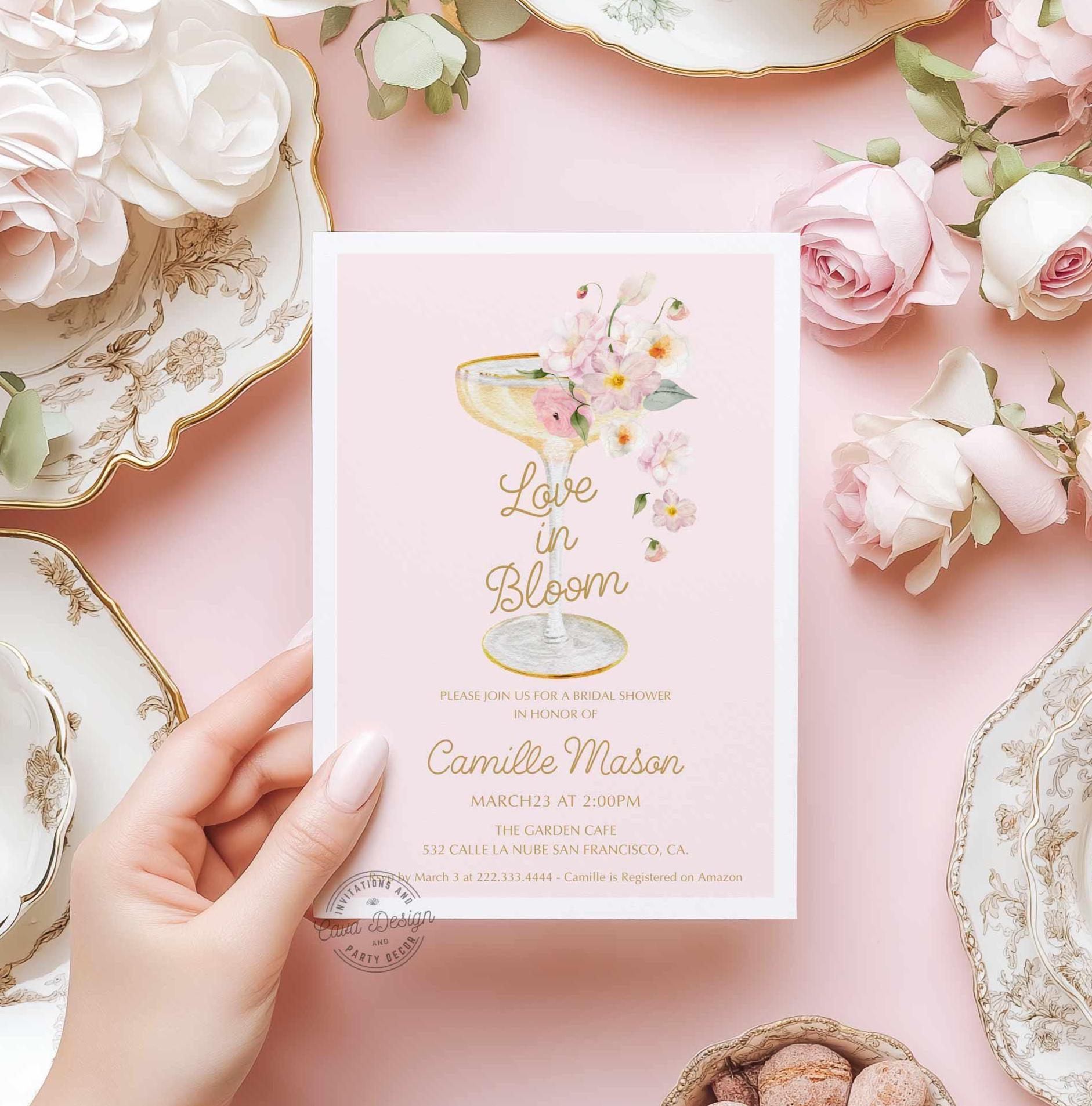 "Modello di invito per addio al nubilato \"Love in Bloom\", invito per addio al nubilato con champagne, invito per addio al nubilato in giardino, invito"