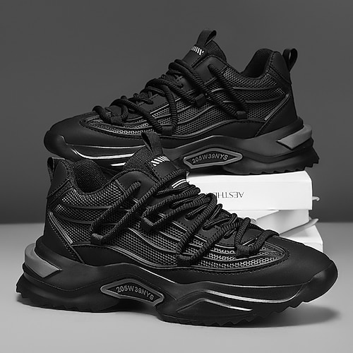 Rote und marineblaue Herren-Sportschuhe, atmungsaktives Mesh-Obermaterial, leichte, gepolsterte Sohle, sportlicher Stil für Gehen, Laufen und Freizeit. Image