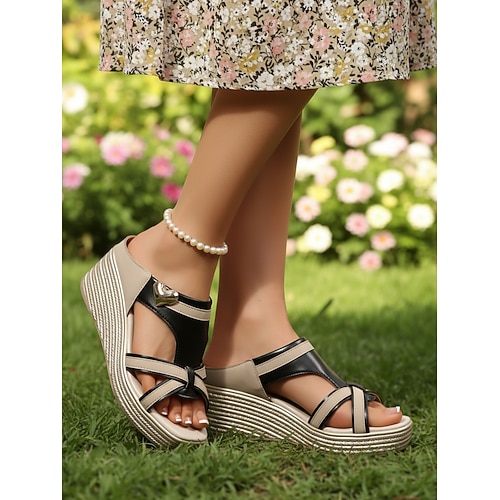 Zweifarbige Plateau-Keilsandalen für Damen mit herzförmiger Metallverzierung, geeignet zum Spazierengehen, Einkaufen, Reisen, für Gartenveranstaltungen und als Alltagsbegleiter.