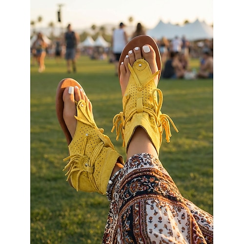 Gelbe Damen-Sandalen aus Wildleder mit Fransen, atmungsaktivem, perforiertem Stoff, Quastenbändern, lebhafte Schuhe im Zigeunerstil für Festivals, Musikveranstaltungen und Urlaube. Image