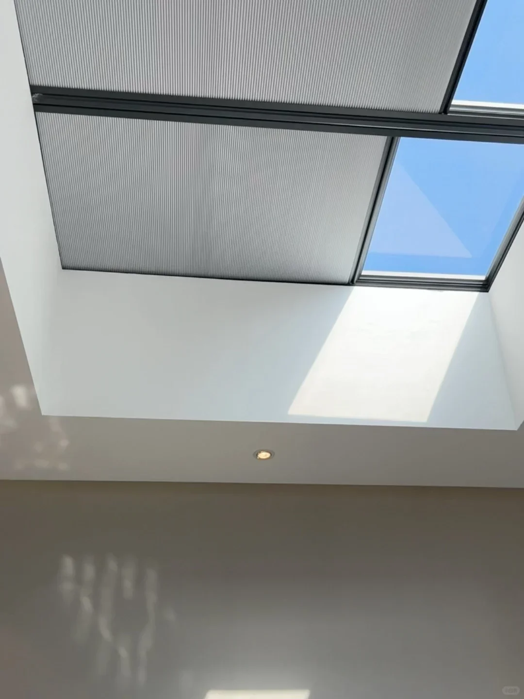 Hersteller: Moderne, kundenspezifische Größe, Zellfenster-Verdunkelung, intelligente motorisierte kabellose Oberlicht-Wabenjalousien Image